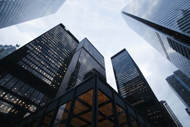 商業銀行大樓外觀代表企業貸款融資服務